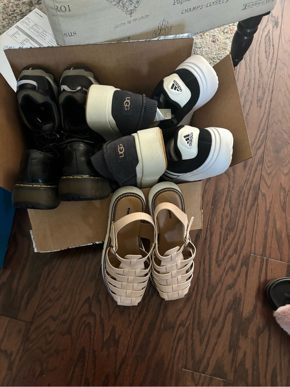 UGG  DrMarten  Merrell Adidas Sonoma